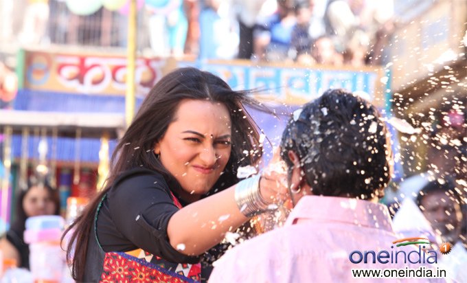 sonakshi-sinha-in-action-still-from-film-r-rajkumar_138111657400