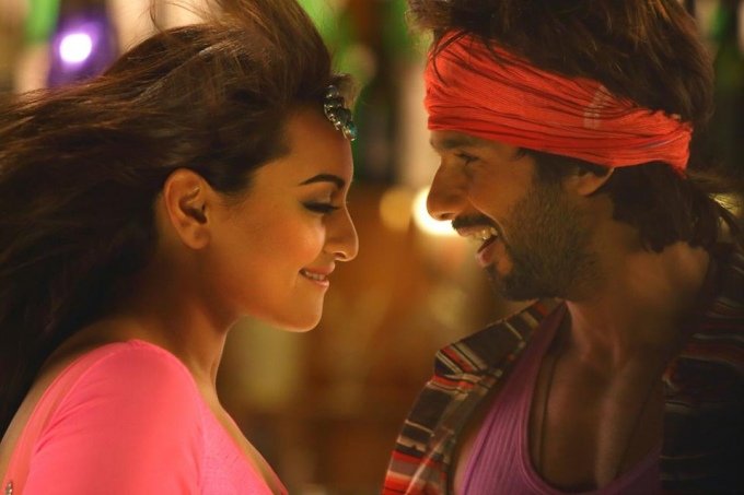 sonakshi-sinha-shahid-kapoor-still-from-film-r-rajkumar_138250985300