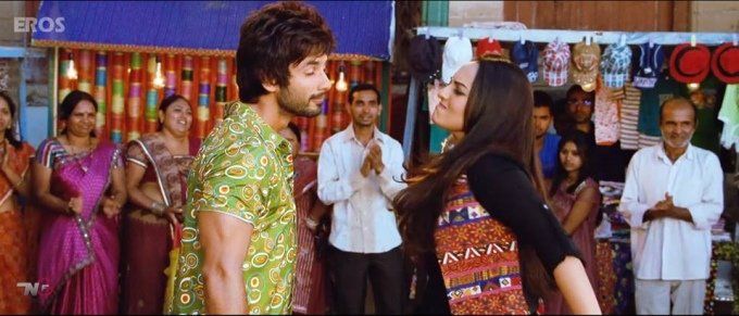 sonakshi-sinha-slaps-shahid-kapoor-still-from-film-r-rajkumar-2013_138114424580