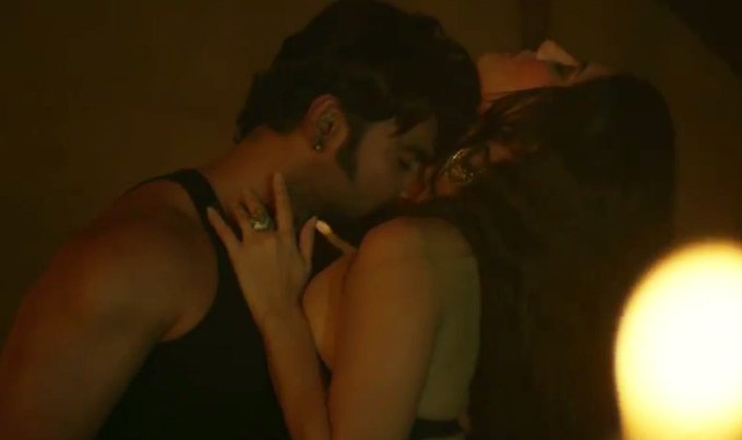 sachiin-joshi-sunny-leone-romantic-still-from-film-jackpot_138303280840