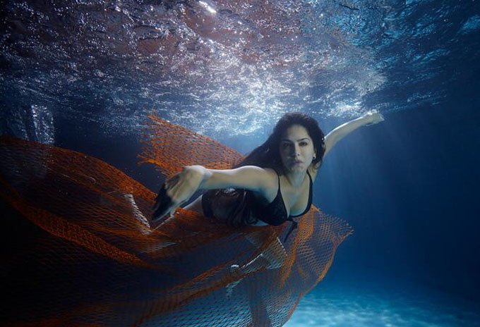 sunny-leone-under-sea-still-from-film-jackpot_138563441530