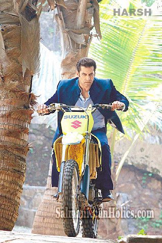 salman-khan-still-from-film-jai-ho_138683800910