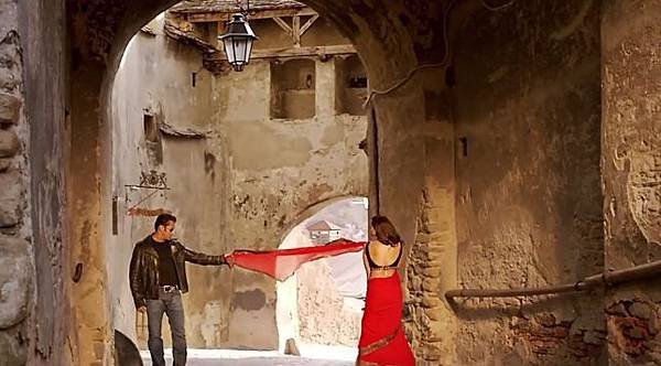 salman-khan-daisy-shah-still-from-tere-naina-jai-ho_1388039731120