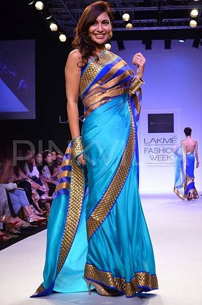 Mandira-Bedi-Lakme-Fashion-Week-2014 (73)