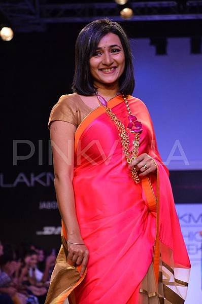 Mandira-Bedi-Lakme-Fashion-Week-2014 (76)