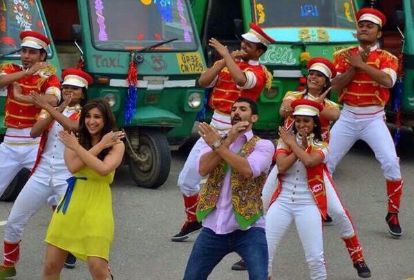 parineeti-chopra-aditya-roy-kapoor-on-sets-of-film-daawat-e-ishq-song-shoot_13940047802