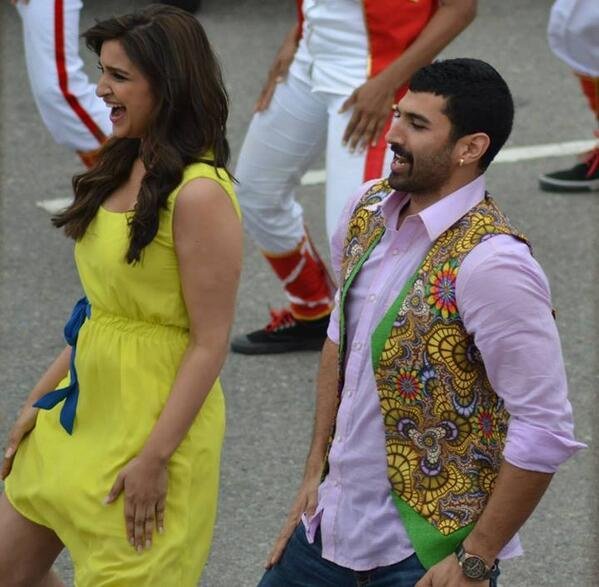 parineeti-chopra-aditya-roy-kapoor-on-sets-of-film-daawat-e-ishq-song-shoot_13940047823