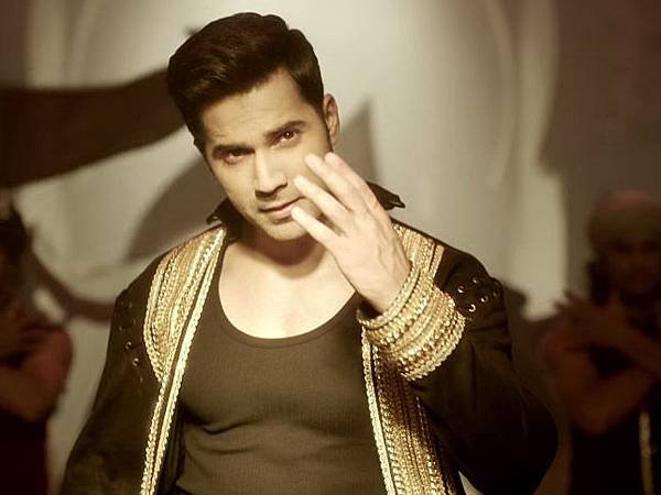 varun-dhawan-in-dishoom-jaaneman-aah-song_146840126570