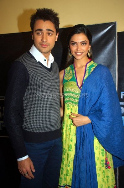 deepika-padukone-imraan-khan-on-the-sets-of-saregamapa-4.jpg