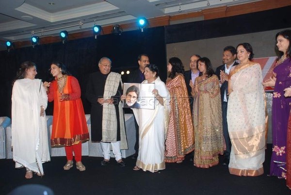 kajol-rekha-jaya-hemalata-at-launch-of-gautam-rajadhyakshas-book-chehere-launch-12.jpg