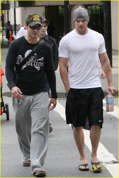 christian-serratos-kellan-lutz-black-shirt-01.jpg
