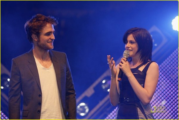 kristen-stewart-robert-pattinson-munich-germany-07.jpg