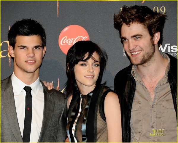 kristen-stewart-taylor-lautner-robert-pattinson-madrid-07.jpg