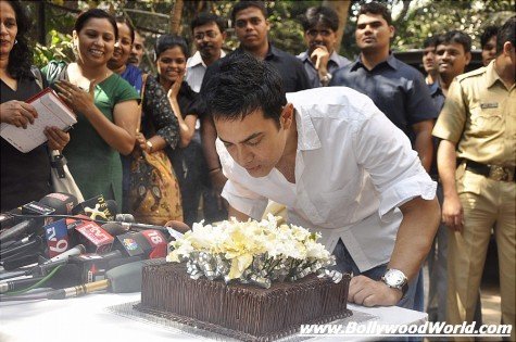 Aamir-Khan-celebrated-his-birthday-005-475x315.jpg