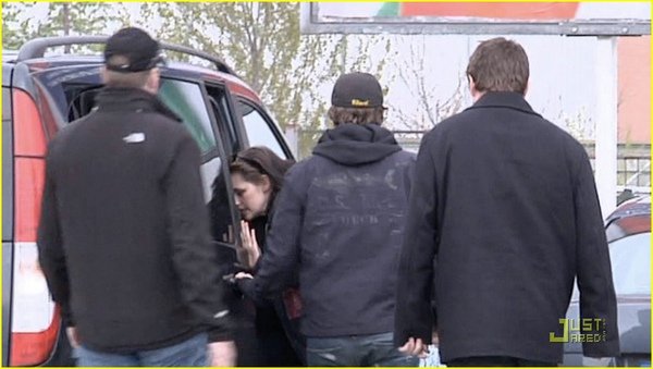 kristen-stewart-rob-pattinson-budapest-01.jpg