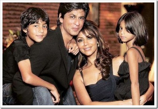 Shahrukh khan with his family at his home Mannat_thumb[5].jpg