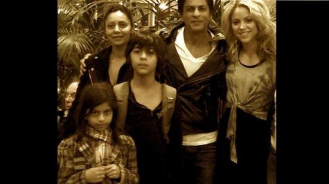 shahrukh-with-family-and-shakira-475x266.jpg