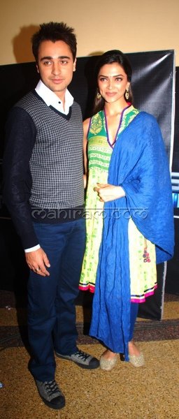 deepika-padukone-imraan-khan-on-the-sets-of-saregamapa.jpg