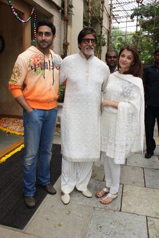 Amitabh_Abhishek_Aishwarya_Birthday_11Oct2010A.jpg