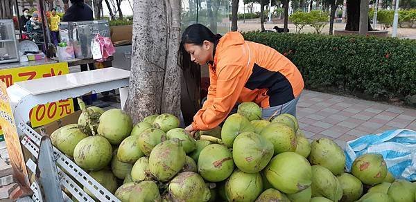 小妤-家中生計僅靠販賣椰子水維生，但今年疫情肆虐，觀光客寥寥無幾，業績初判減少逾五成，疫情衝擊弱勢家庭生計.jpg