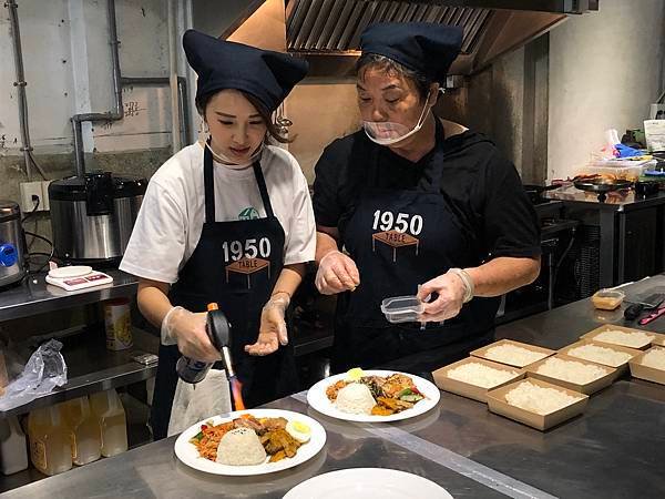 張齡予特別到1950 TABLE與家扶媽媽拜師學藝，透過噴槍炙燒的步驟提升雞肉與醬料的甜度及融合度。.jpg