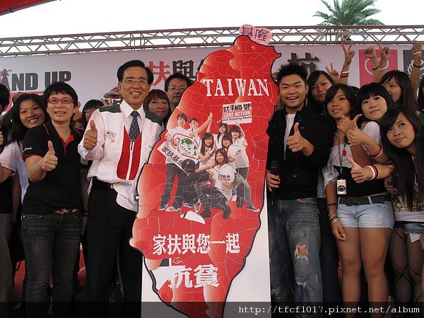 家扶青年期力完成台灣抗貧拼圖.JPG