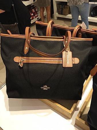 Coach outlet 新款帆布包2.jpg