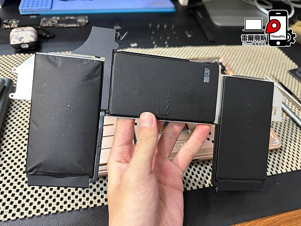 【台南 MacBook 維修 】品質好的電池用久就知道！！你