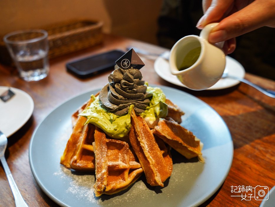 高雄黑浮咖啡 草莓祭煉乳草莓白玉麻糬鬆餅 宇治抹茶熔岩鬆餅27.jpg