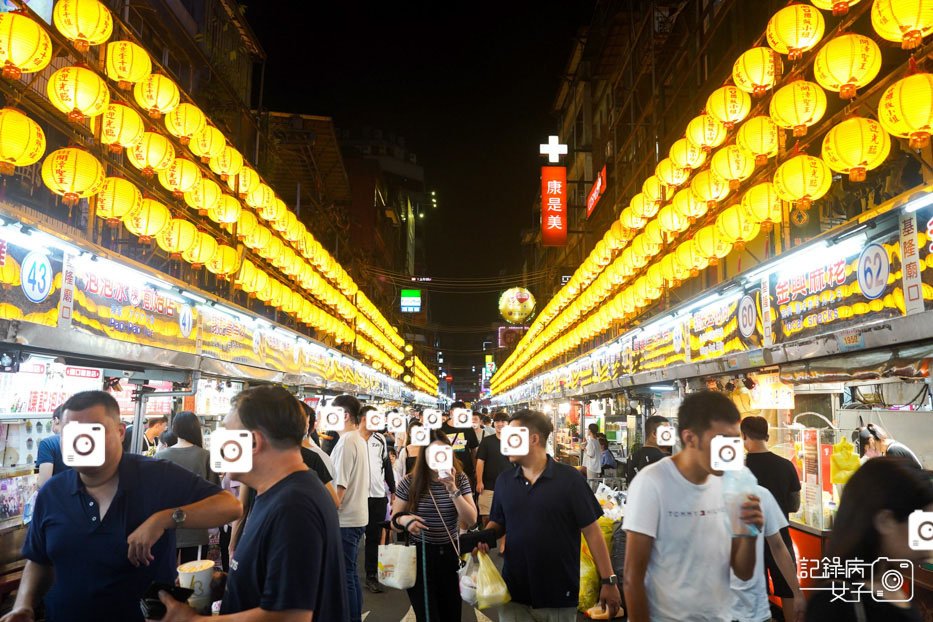 1基隆廟口夜市營養三明治天一香肉羹順世盛一口吃香腸營養三明治好吃糖葫蘆.jpg