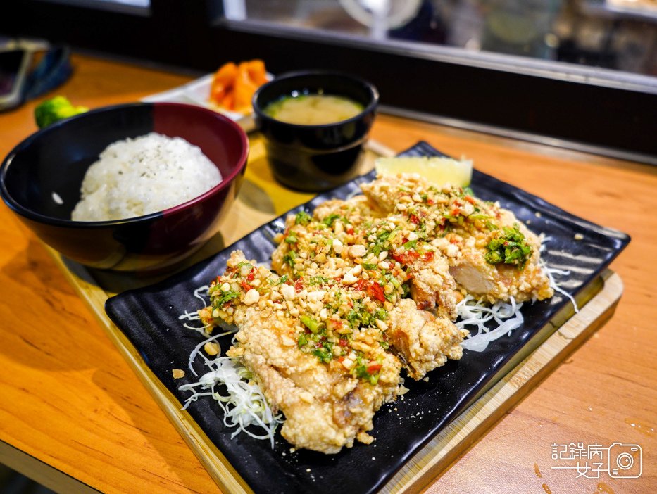 16湧蓮寺夜市蘆洲廟口夜市得盛咖哩秘製椒麻雞排飯.jpg