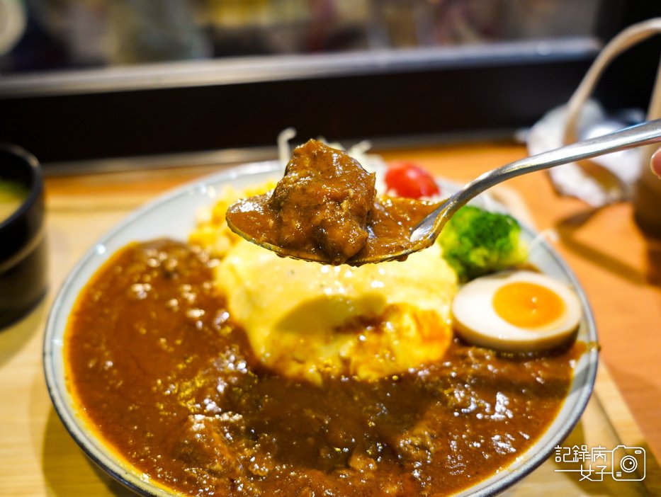 25湧蓮寺夜市蘆洲廟口夜市得盛咖哩 熟成牛肉咖哩歐姆蛋飯椒麻雞排飯.jpg