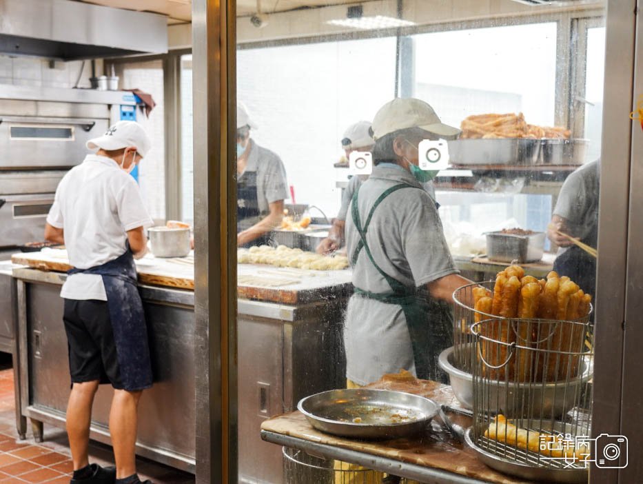 14台北美食華山市場阜杭豆漿招牌鹹飯糰加蛋厚餅夾蛋蘿蔔絲酥餅.jpg
