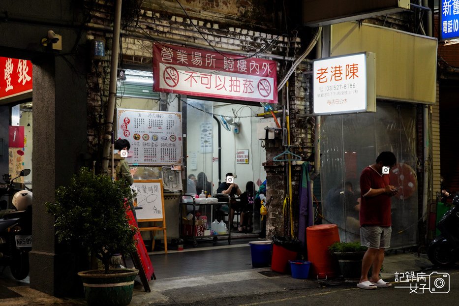 2新竹老港陳招牌醬油蛋意麵牛肉腸粉紅油炒手.jpg