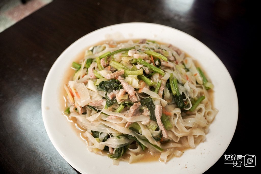 13連江縣馬祖南竿馬港大眾飲食店招牌炒魚麵必吃紅糟炒海瓜子.jpg