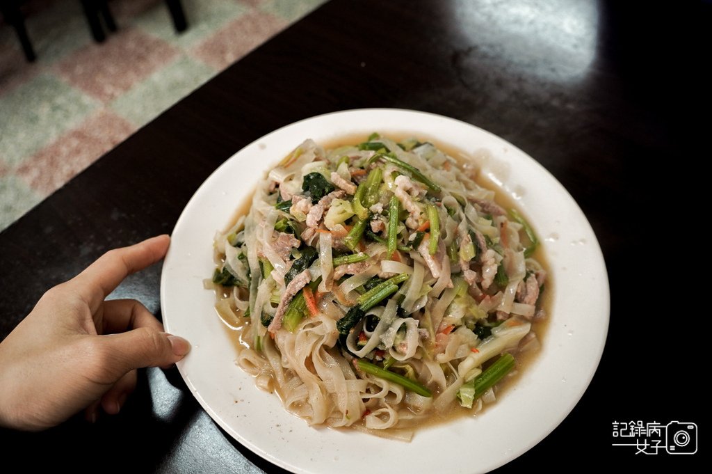 12連江縣馬祖南竿馬港大眾飲食店招牌炒魚麵必吃紅糟炒海瓜子.jpg