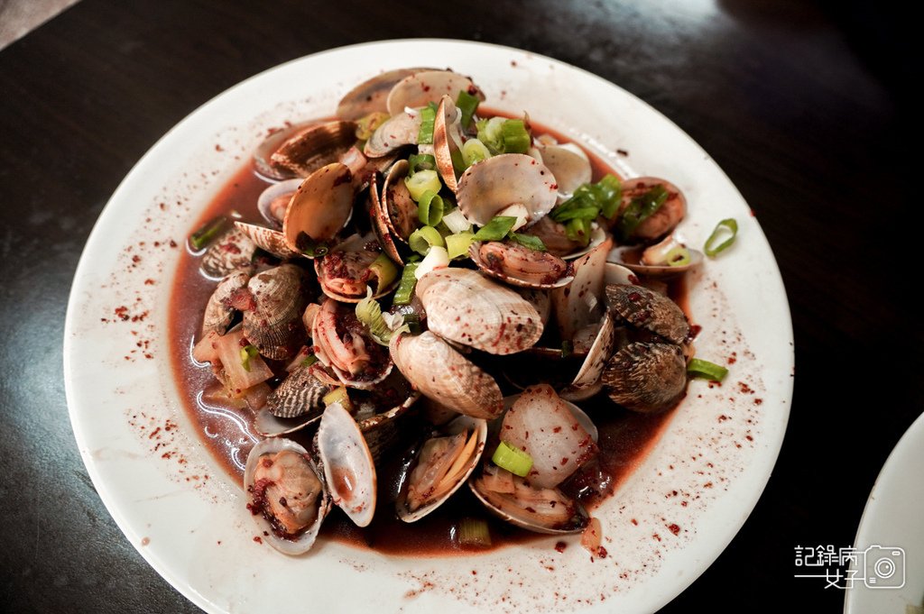 17連江縣馬祖南竿馬港大眾飲食店招牌炒魚麵必吃紅糟炒海瓜子.jpg