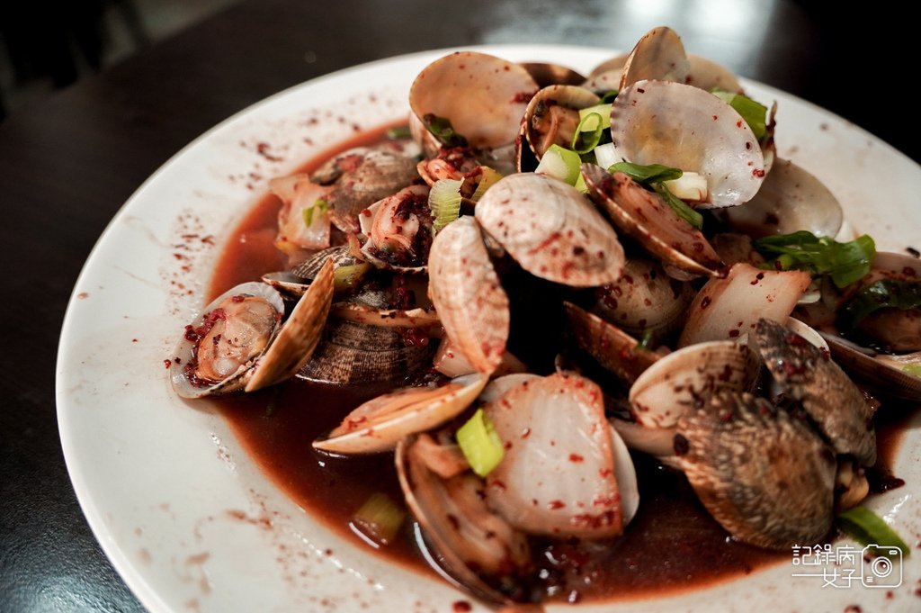 18連江縣馬祖南竿馬港大眾飲食店招牌炒魚麵必吃紅糟炒海瓜子.jpg