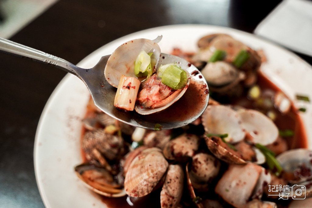 20連江縣馬祖南竿馬港大眾飲食店招牌炒魚麵必吃紅糟炒海瓜子.jpg