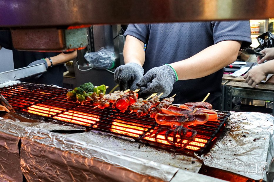 5台北松山饒河夜市路邊烤肉串燒居酒屋塔香蛤蜊湯油蔥乾拌麵.jpg