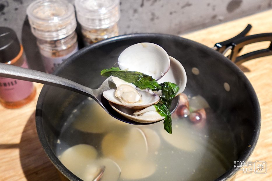 21台北松山饒河夜市路邊烤肉串燒居酒屋塔香蛤蜊湯油蔥乾拌麵.jpg