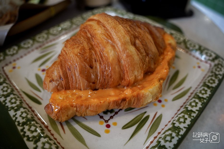19源茶室Guan%5Cs Kopitiam咸蛋黄可頌Salted Egg Yolk.jpg