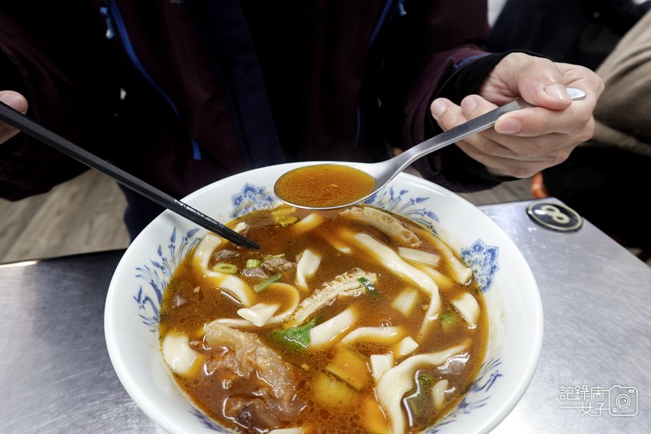 19信義區老邱牛肉麵豆漿紅茶喝到飽紅燒牛三寶清燉牛肉湯.jpg