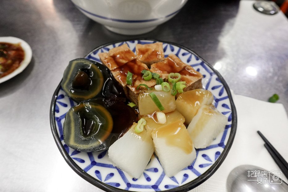 27信義區老邱牛肉麵豆漿紅茶喝到飽蒜蓉豬心限量滷味皮蛋小菜.jpg