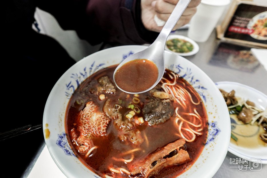 32信義區老邱牛肉麵麻辣牛三寶豆漿喝到飽.jpg