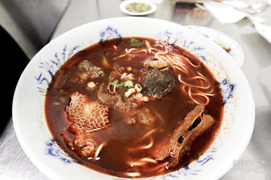 33信義區老邱牛肉麵麻辣牛三寶豆漿喝到飽.jpg