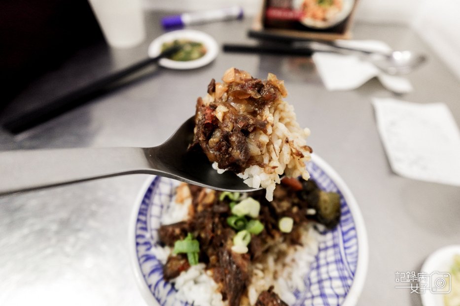 38信義區老邱牛肉麵牛滷飯滷肉飯牛雜湯.jpg