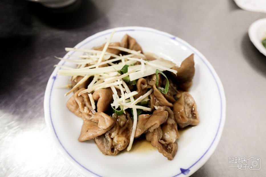 41信義區老邱牛肉麵豆漿紅茶喝到飽大腸滷味.jpg