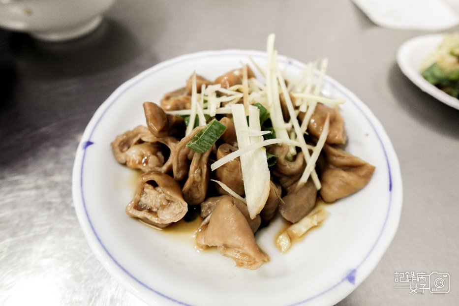 42信義區老邱牛肉麵豆漿紅茶喝到飽大腸滷味.jpg
