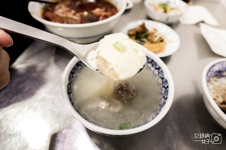 44信義區老邱牛肉麵限量排骨肉骨蒸蛋湯.jpg